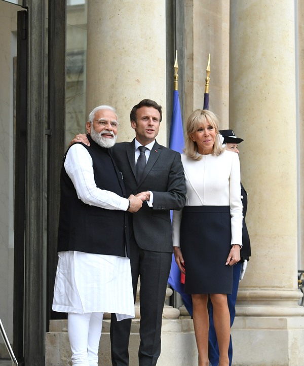 PM Modi arrives in Paris