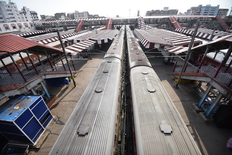 Agnipath: Passengers wait at Patna Railway Station due to Bharat Bandh