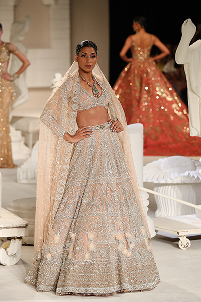 Sara Ali Khan dazzles FDCI India Couture Week 2022 ramp