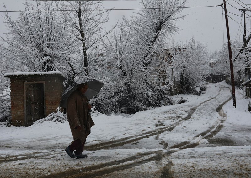Fresh snowfall covers surroundings of Kashmir's Baramulla