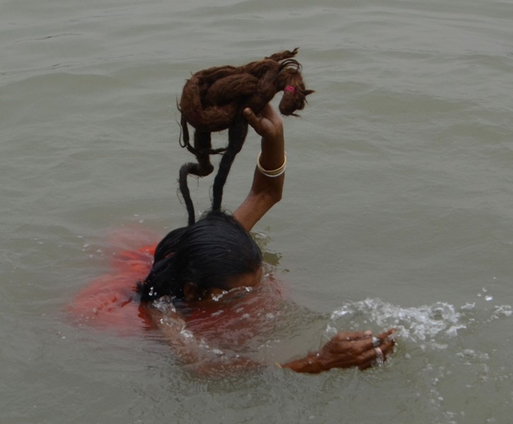 Makar Sankranti: Devotees take holy dip in the Ganges