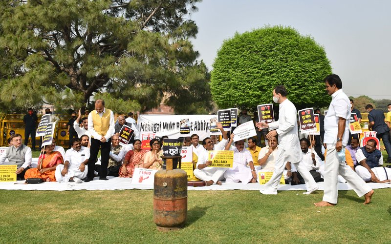 Congress protests against fuel price hike