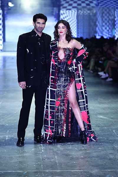 Ananya Panday, Aditya Roy Kapur sizzle LFW ramp as they turn showstoppers for Manish Malhotra