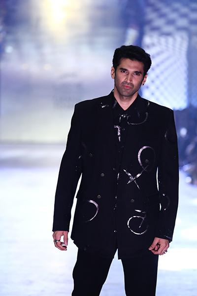 Ananya Panday, Aditya Roy Kapur sizzle LFW ramp as they turn showstoppers for Manish Malhotra
