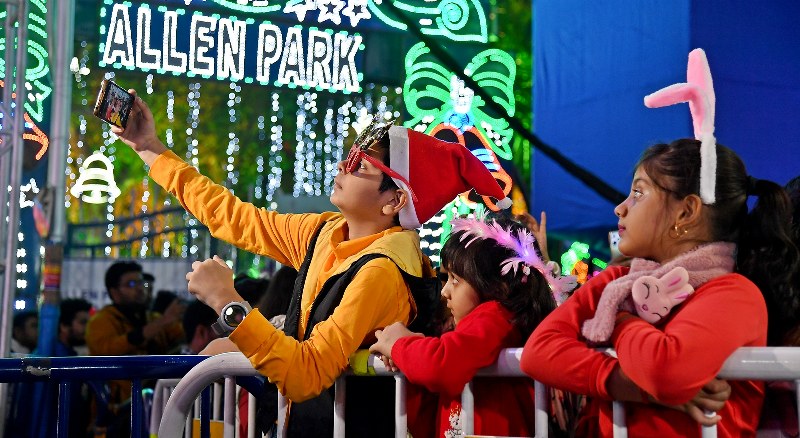Kolkata celebrates Christmas as revellers throng dazzling Park Street