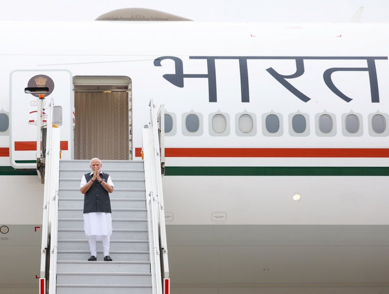 PM Modi receives ceremonial welcome on his arrival at Paris airport