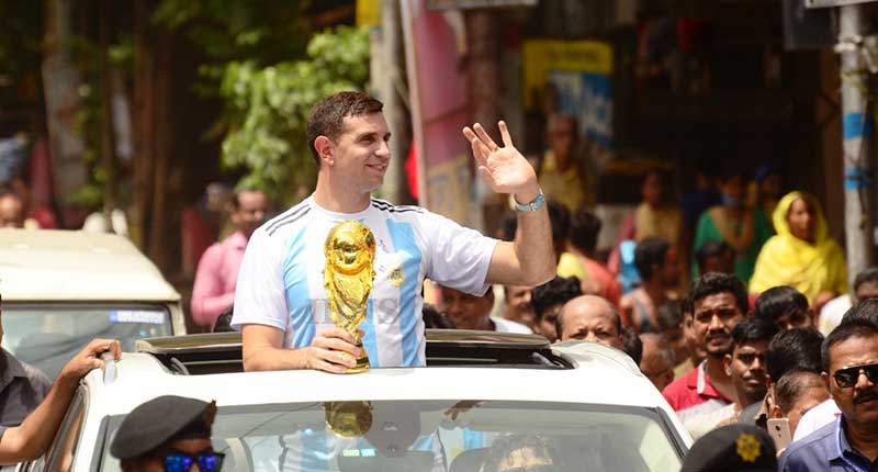 Argentina's World Cup-winning goalkeeper Emiliano Martinez wins hearts as he visits Kolkata