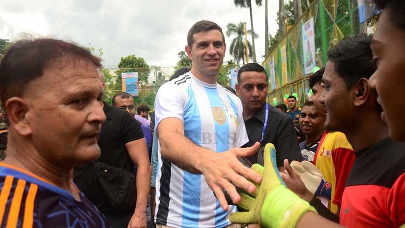 Argentina's World Cup-winning goalkeeper Emiliano Martinez wins hearts as he visits Kolkata