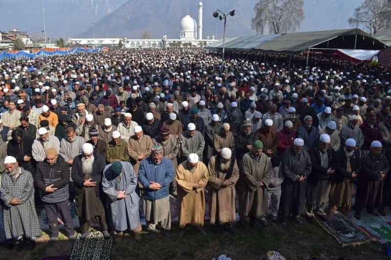 Thousands gather at Hazratbal in Kashmir for Prophet’s holy relic sight