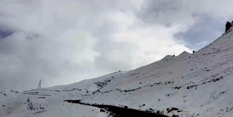 Kashmir's Drass experiences fresh spell of snowfall