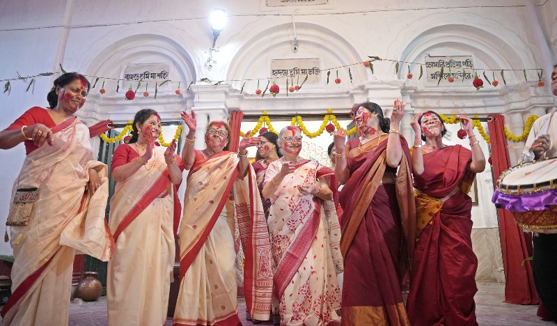 Bengal bids adieu to Goddess Durga