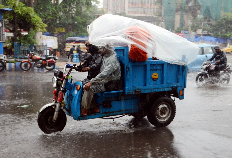 Rain slows traffic in Kolkata
