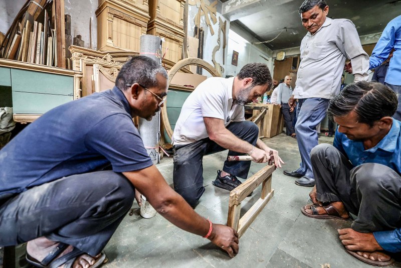 Rahul Gandhi visits Delhi's furniture market