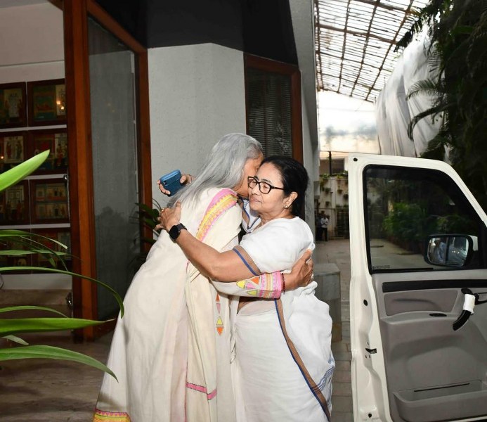 Mamata Banerjee meets Amitabh Bachchan, and his family in Mumbai