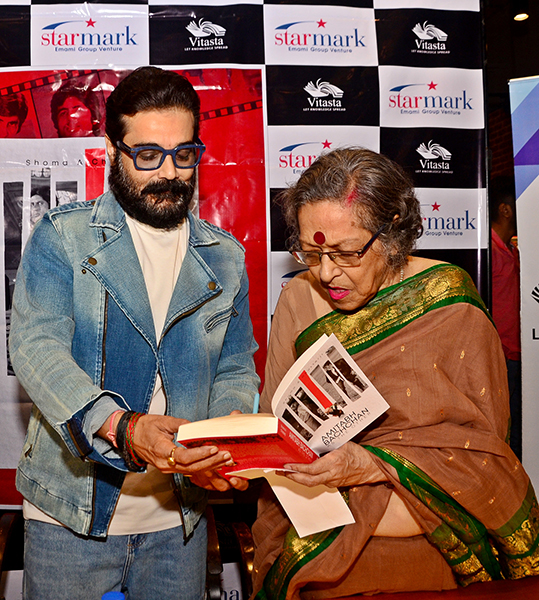 Prosenjit Chatterjee unveils journalist Shoma A. Chatterji's book on Amitabh Bachchan