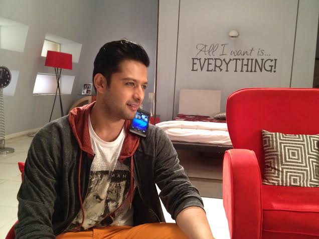Fans copy Vatsal Sheth's style of picking up calls from 