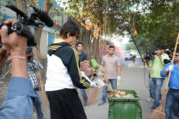 Big B sweeps streets of Mumbai, Modi praises effort