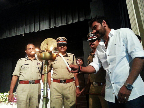  Ajay Devgn supports Mumbai Police for rehabilitation and education of begging families in Mumbai