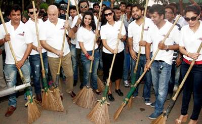 'Ekkees Toppon Ki Salaami' team joins hands for clean India