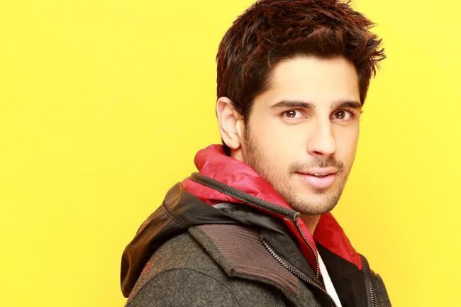 Actor Sidharth Malhotra brings in b'day with friends in Goa