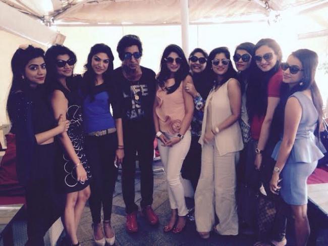 Shakti Kapoor mobbed by girls in a mall in Delhi