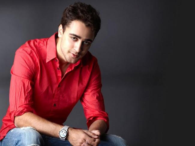 Imran Khan spends time with students while shooting for 'Katti Batti'