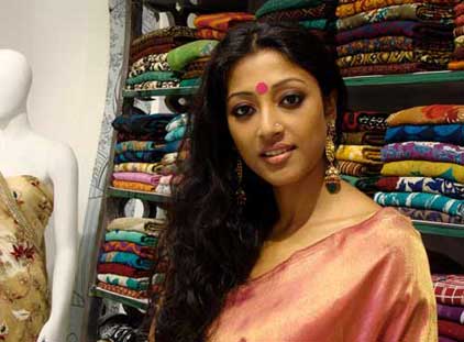 Paoli Dam shoots in real time stage rehearsal atmosphere in Natoker Moto