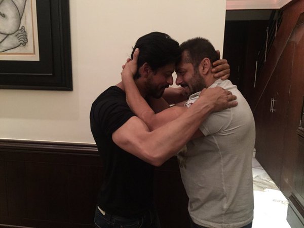 SRK learns wrestling moves from Salman Khan on his birthday