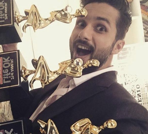 Shahid spends day answering calls on engagement rumor, awards