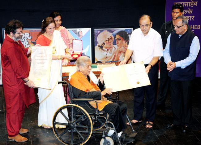 Shashi Kapoor receives Phalke award from Arun Jaitley in Mumbai