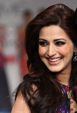 Sonali Bendre Behl to live stream the launch of her book 'The Modern Gurukul' on Periscope