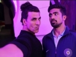 Akshay takes selfie with Saqib Saleem