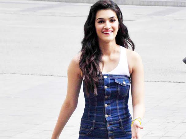 Kriti Sanon express her anger after she finds her co-passenger watching pirated Diwale on flight 