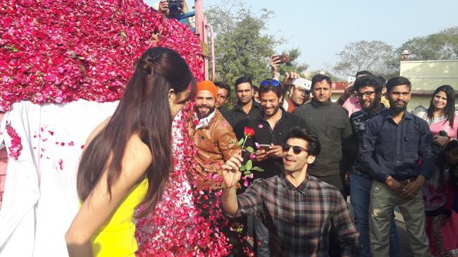 Aditya Roy Kapur presents Katrina with a truck full of roses on Rose Day