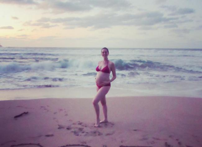Anne Hathaway shares baby bump photo