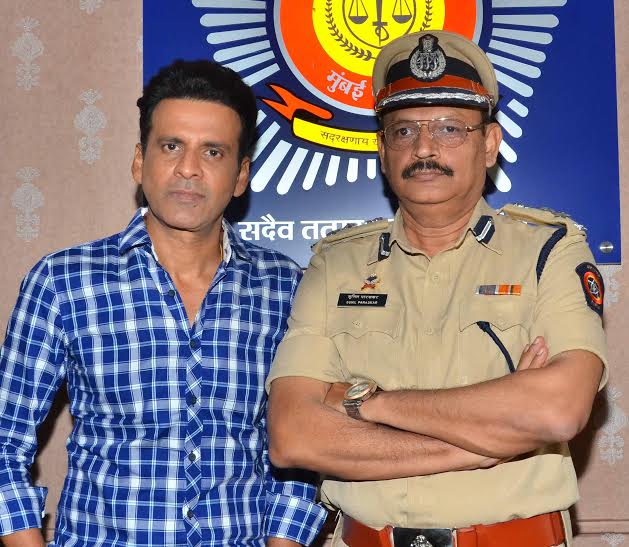 Manoj Bajpayee gifts Reflective Jackets to the Mumbai Police Traffic Department