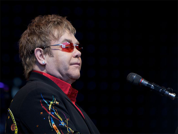  Elton John announces Britain and Airdrie tour