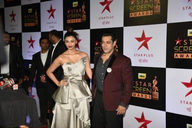 Daisy Shah mesmerises at the red carpet of Star Screen Awards
