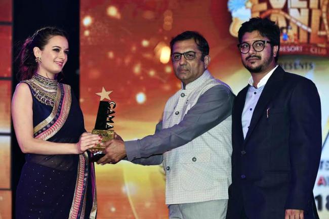 Evelyn Sharma stuns in retro-traditional Ritu Kumar sari at CAMA Awards