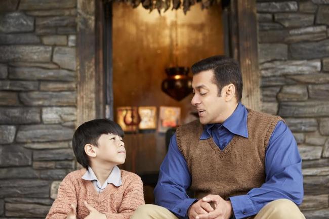 Salman Khan interacts with special friend Matin in a new still from Tubelight
