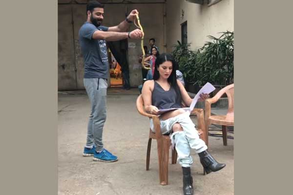 Sunny Leone's team member throws snake on her, video goes viral