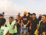 Randeep Hooda joins NGO members in cleaning Mumbai beach