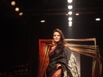 LFW: Preity Zinta sizzles in saree