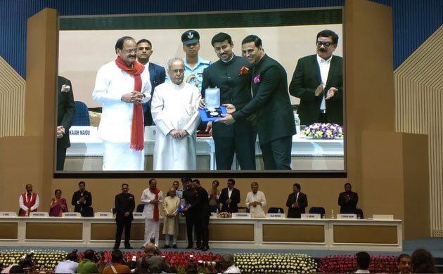 Akshay, Sonam receive National Awards from President