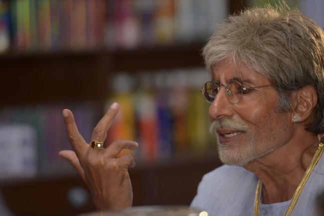 Big B once again complains that his FB page does not download completely, posts interesting tweet