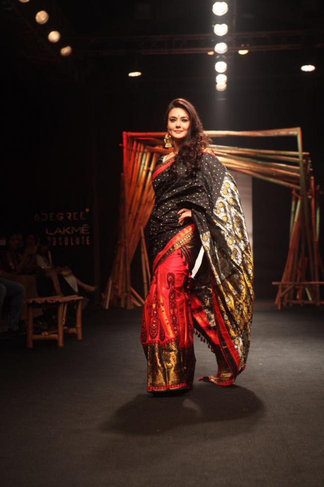 LFW: Preity Zinta sizzles in saree
