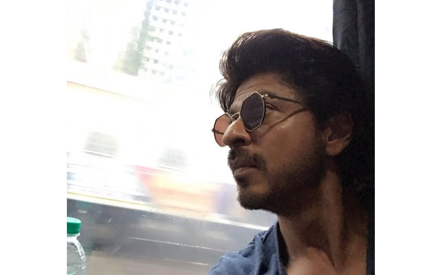 Shah Rukh Khan listening to Dhingana from Raees
