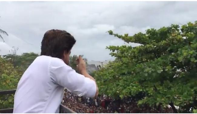 SRK posts video, greets fans on Eid
