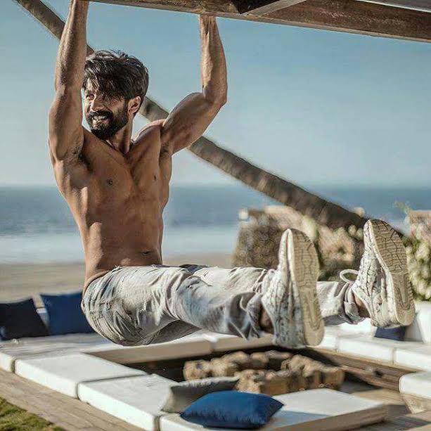Shahid looks irresistible in new pic