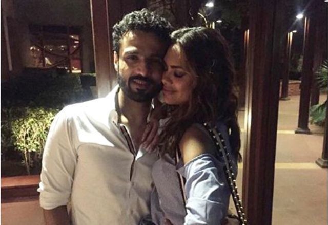Esha Gupta gets close with friend, shares picture on social media